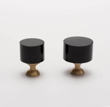 Buton mobila HK0266 30x36 mm, alama + negru [1]