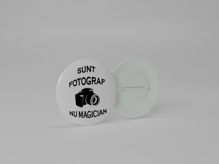 Insigne personalizate - Insigna personalizata cu text - Sunt fotograf nu magician