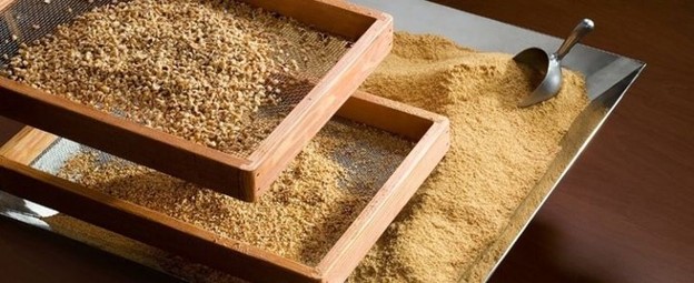Procesul de prelucrare a alunelor de padure din Piemonte