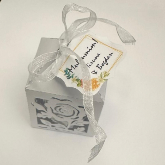 Cutie de carton alb perlat cu trandafiri + eticheta personalizata [5]