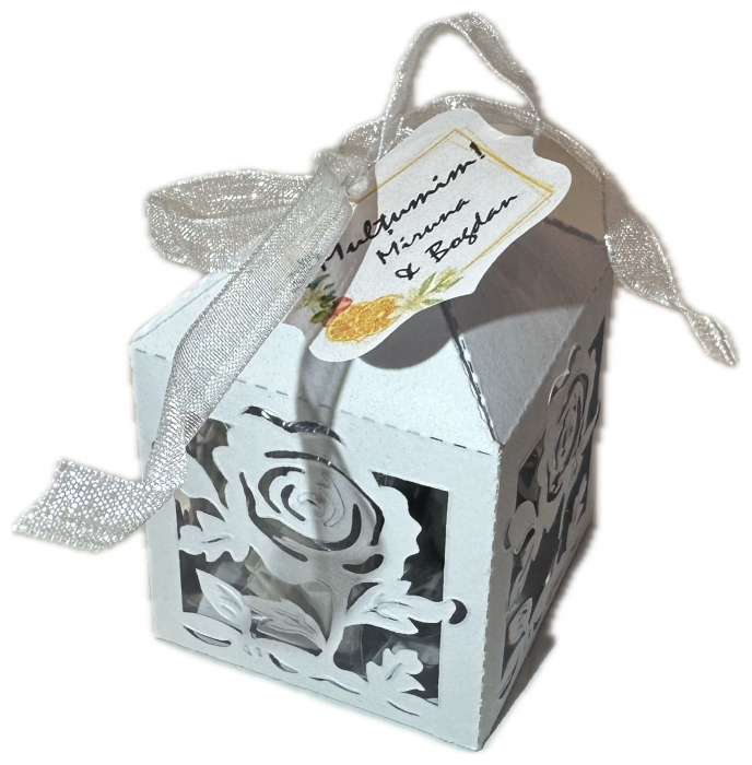 Cutie de carton alb perlat cu trandafiri + eticheta personalizata [6]