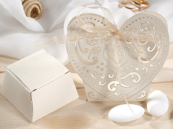 Cutie din carton sidefat forma inima + eticheta personalizata [3]