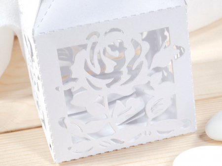 Cutie de carton alb perlat cu trandafiri + eticheta personalizata [2]