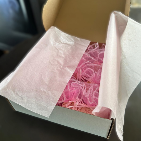 Marturii botez fetita – lumanare trandafir rosu cu tulle roz si eticheta personalizata [4]