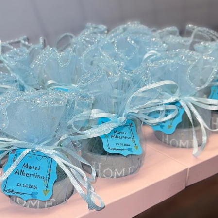 Marturii botez baiat – lumanare cactus in ghiveci gri cu tulle albastru si eticheta personalizata [1]