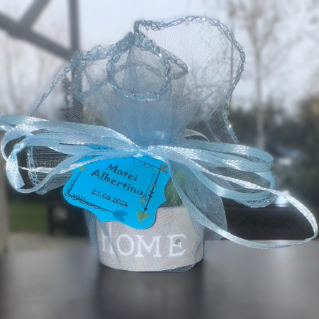 Marturii botez baiat – lumanare cactus in ghiveci gri cu tulle albastru si eticheta personalizata [4]
