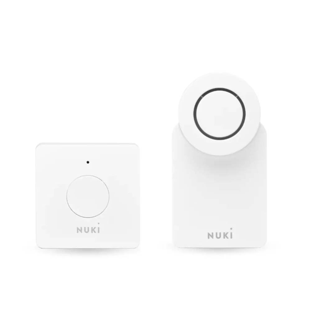 Set Nuki Combo 4.0, include Nuki Smart Lock 4.0 și Nuki Bridge, cu posibilitatea de control de la distanță prin aplicația mobilă [1]
