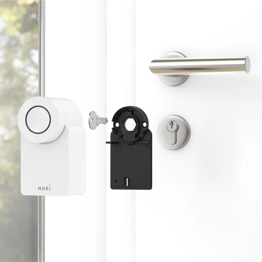 Set Nuki Combo 4.0, include Nuki Smart Lock 4.0 și Nuki Bridge, cu posibilitatea de control de la distanță prin aplicația mobilă [3]