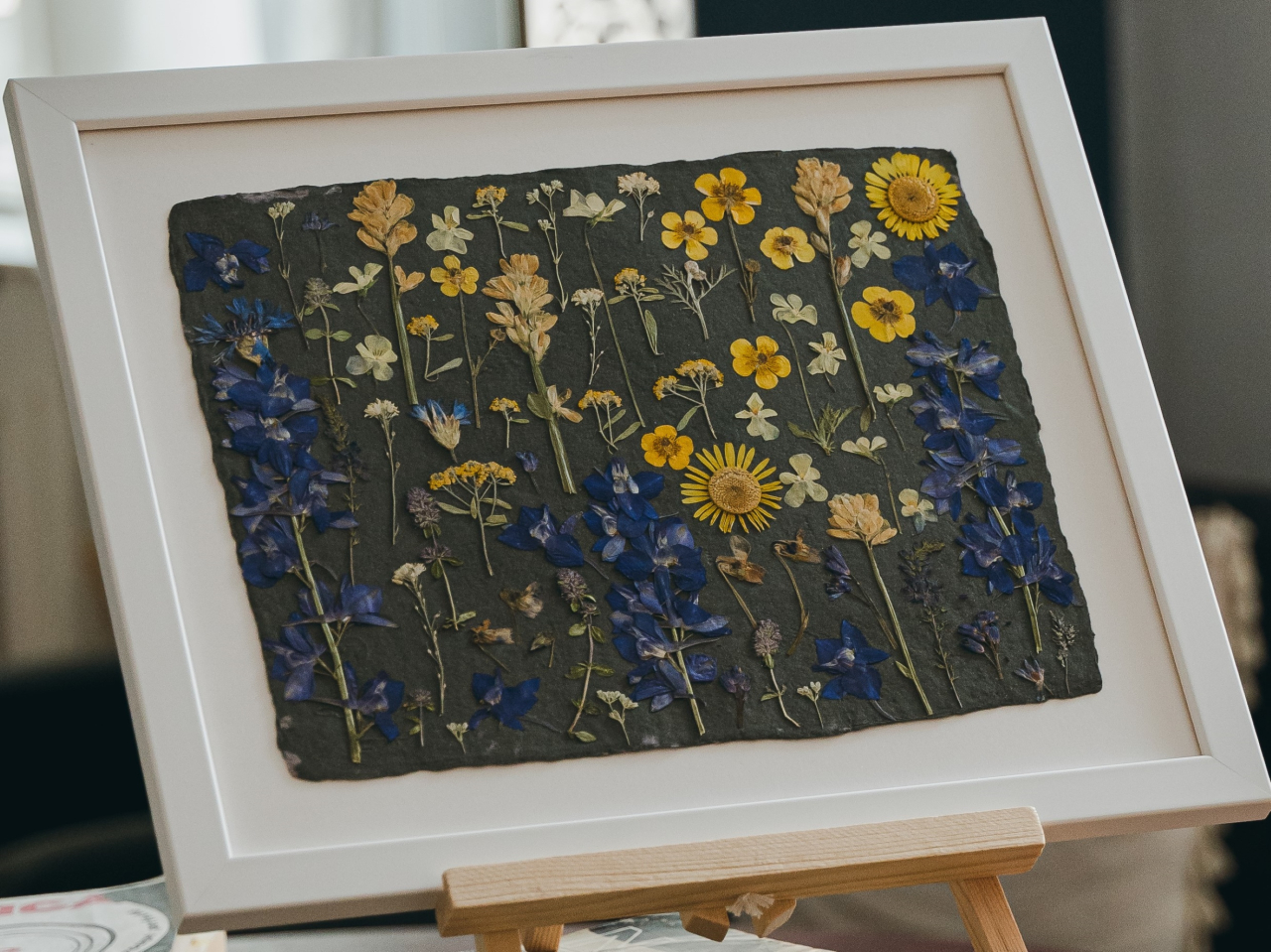 Intre Cer si Pamant - print de arta cu flori presate traditional, hartie premium, inramat, dimensiuni personalizate, cadou ideal pentru casa [3]