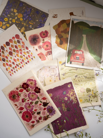 Set felicitari - print cu flori presate, hartie reciclata, cerneluri pe baza de apa, cadou autentic si sustenabil, 9+1 cadou [2]