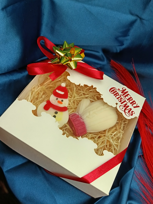 set-cadou-craciun-lumanare-manusa-om-de-zapada-merry-christmas.jpg [3]