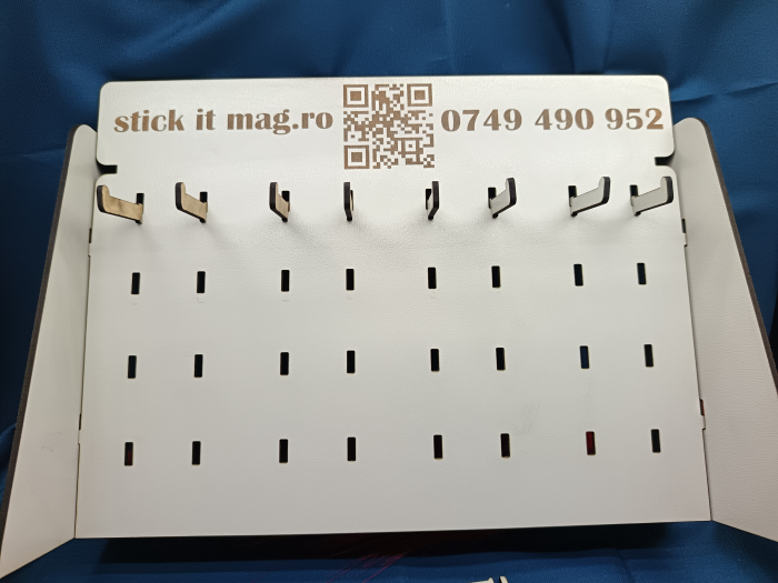 stand-brelocuri-personalizat-32-agatatori-pfl-alb-display [4]