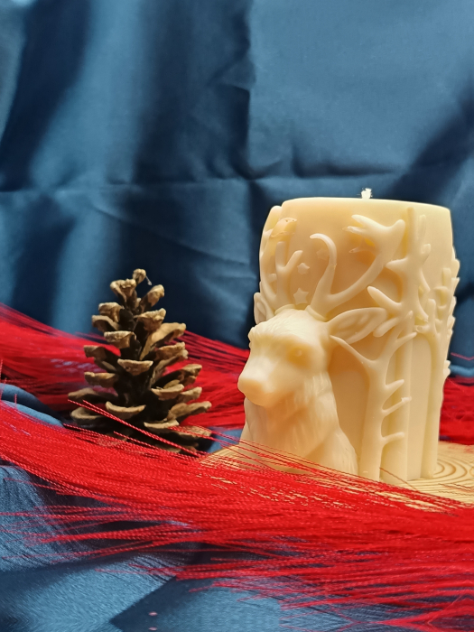 lumanare-sculptata-ceara-naturala-cerb-peisaj-iarna-180g.jpg [3]