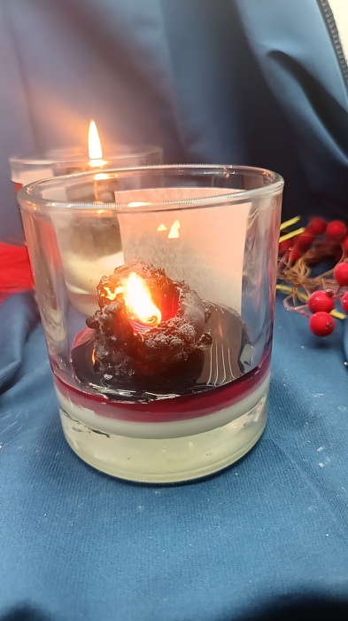 lumanare-parfumata-noaptea-aprinsa-exterior-negru-interior-rosu [5]