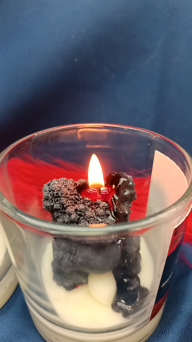 lumanare-parfumata-noaptea-aprinsa-exterior-negru-interior-rosu [3]