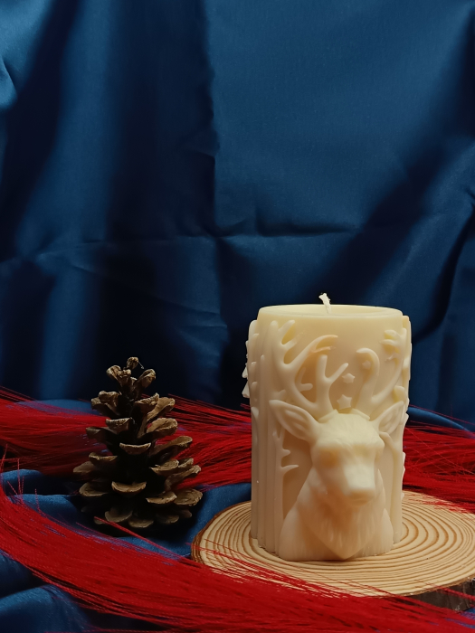 lumanare-sculptata-ceara-naturala-cerb-peisaj-iarna-180g.jpg [1]