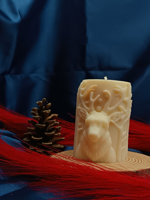 lumanare-sculptata-ceara-naturala-cerb-peisaj-iarna-180g.jpg [5]
