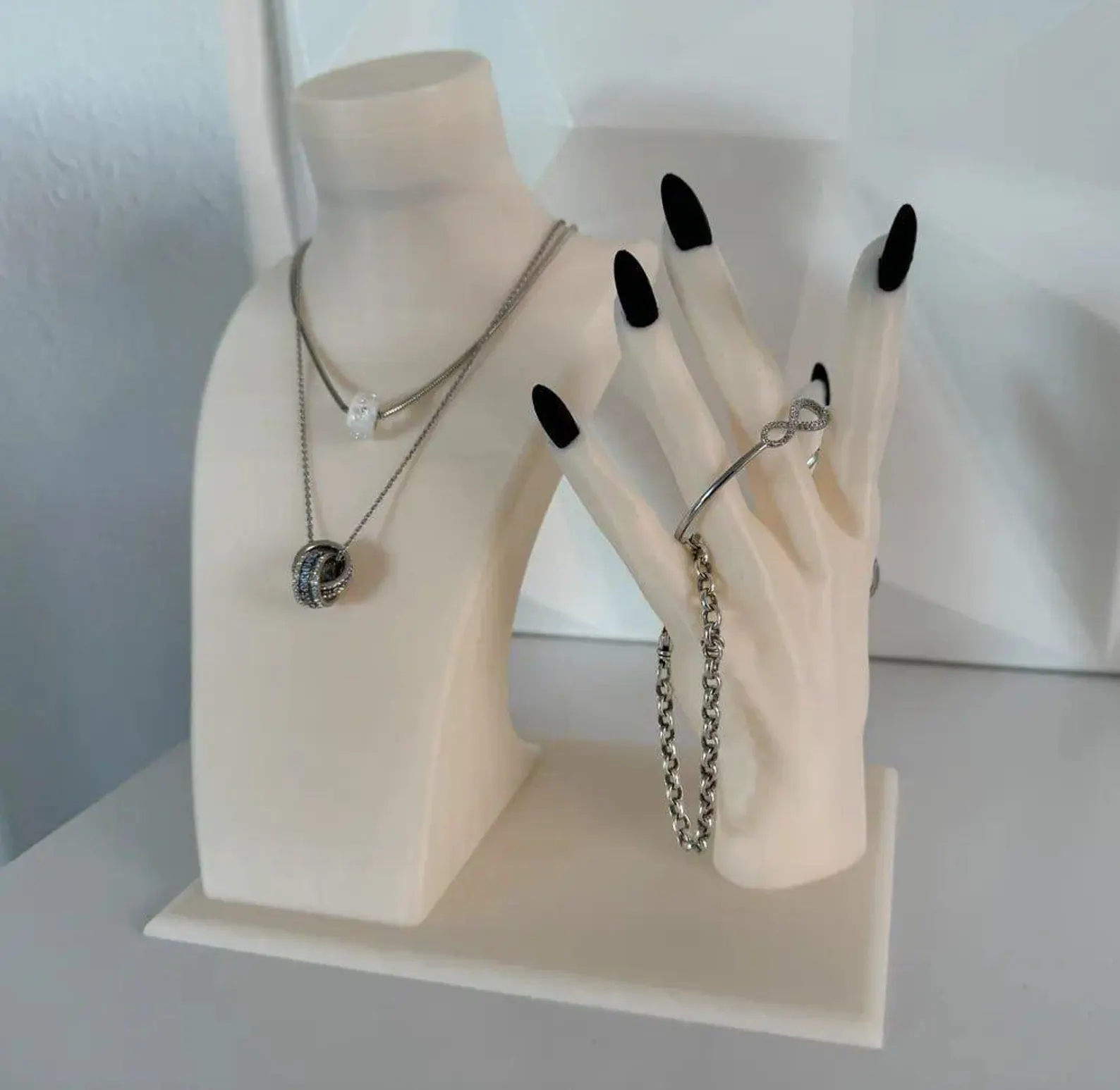 suport-bijuterii-dublu-printat-3d-bust-mana-alb.jpg [4]