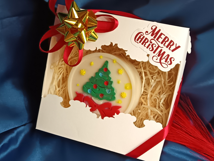 cadou-craciun-lumanare-parfumata-brad-mare-cu-fundita-rosie-si-stelute-cutie-merry-christmas [3]