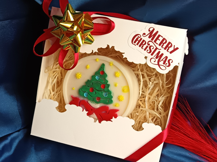 cadou-craciun-lumanare-parfumata-brad-mare-cu-fundita-rosie-si-stelute-cutie-merry-christmas [2]