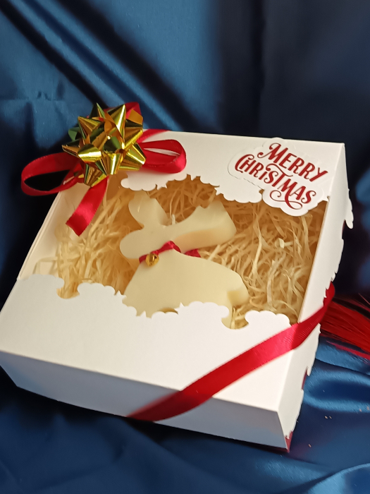 cadou-craciun-lumanare-parfumata-ren-cu-fular-si-clopotel-cutie-merry-christmas-stickitmag.jpg [3]