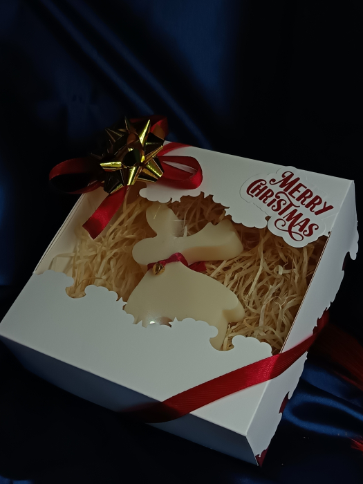 cadou-craciun-lumanare-parfumata-ren-cu-fular-si-clopotel-cutie-merry-christmas-stickitmag.jpg [6]