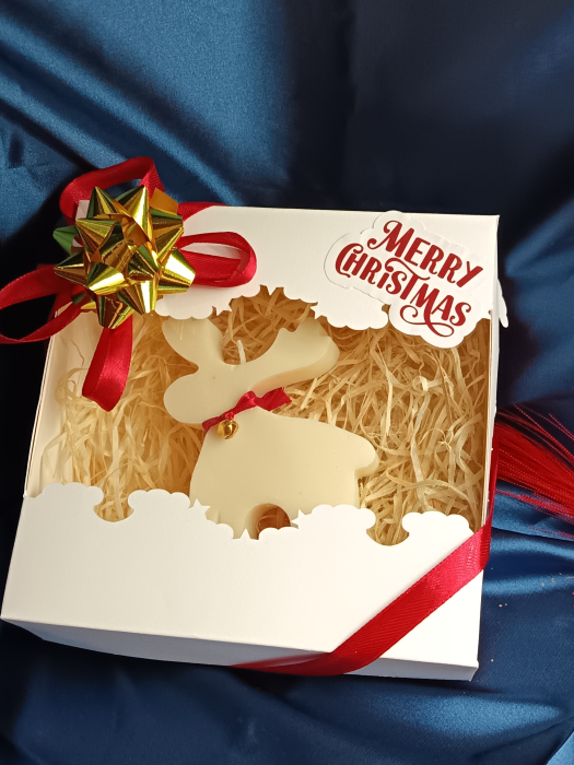 cadou-craciun-lumanare-parfumata-ren-cu-fular-si-clopotel-cutie-merry-christmas-stickitmag.jpg [1]