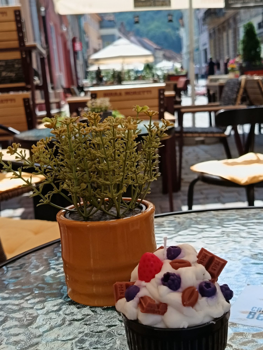 lumanare-parfumata-handmade-ceara-soia-frisca-ciocolata-afine-zmeura-cafea-capsuni.jpg [5]