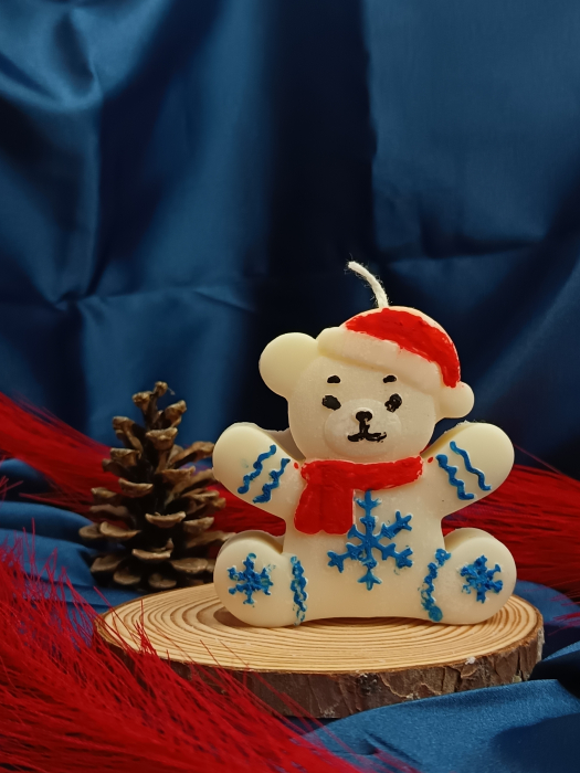 lumanare-parfumata-ursulet-cu-caciula-si-fular-fulgi-zapada-pictata-manual [2]