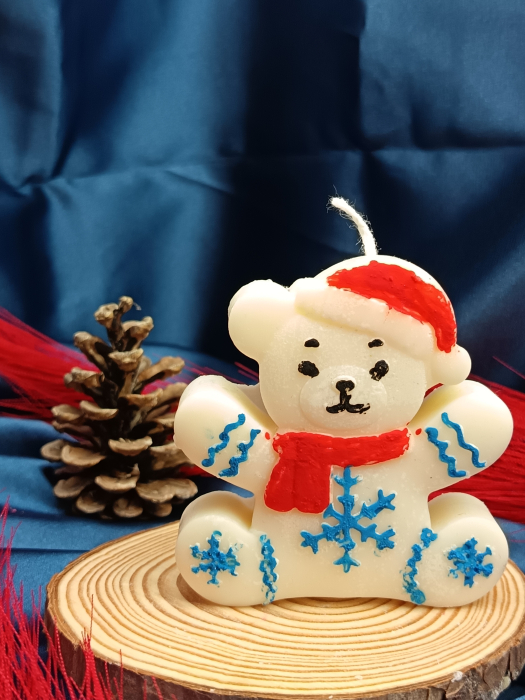 lumanare-parfumata-ursulet-cu-caciula-si-fular-fulgi-zapada-pictata-manual [1]