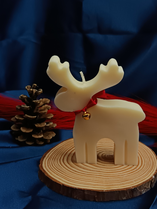 lumanare-parfumata-ren-cu-fular-rosu-si-clopotel-95x85cm-70g-stickitmag.jpg [7]