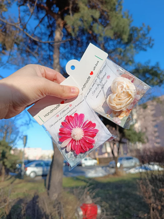lumanare-parfumata-martisor-margareta-ceara-soia-o-primavara-plina-de-energie-sanatate-si-succes-stickitmag [4]