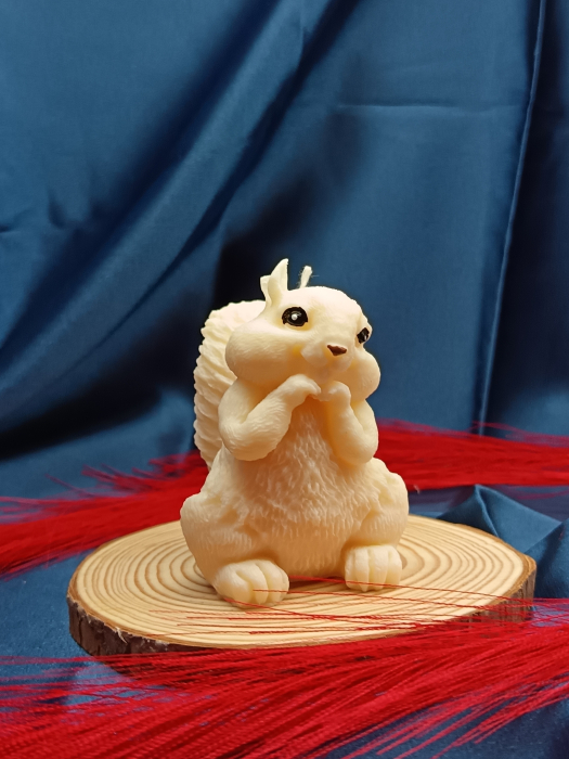 lumanare-parfumata-veverita-handmade-8x7-5x5-5-cm.jpg [4]