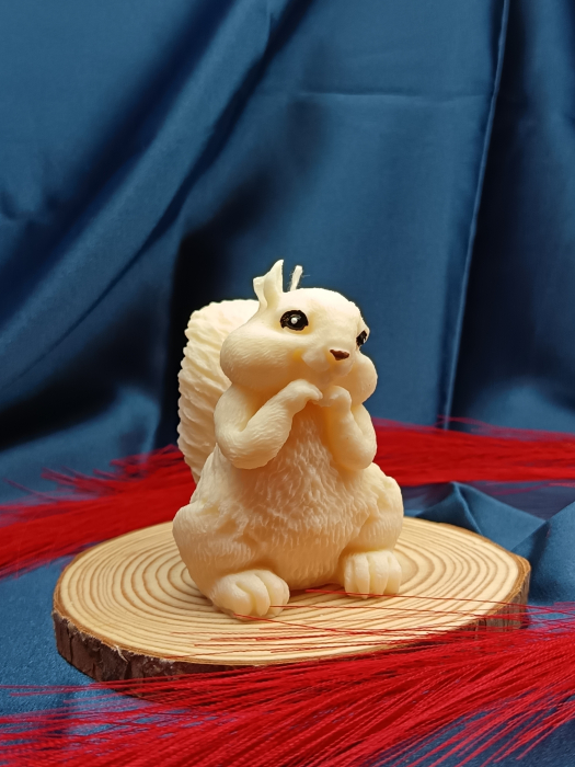 lumanare-parfumata-veverita-handmade-8x7-5x5-5-cm.jpg [3]