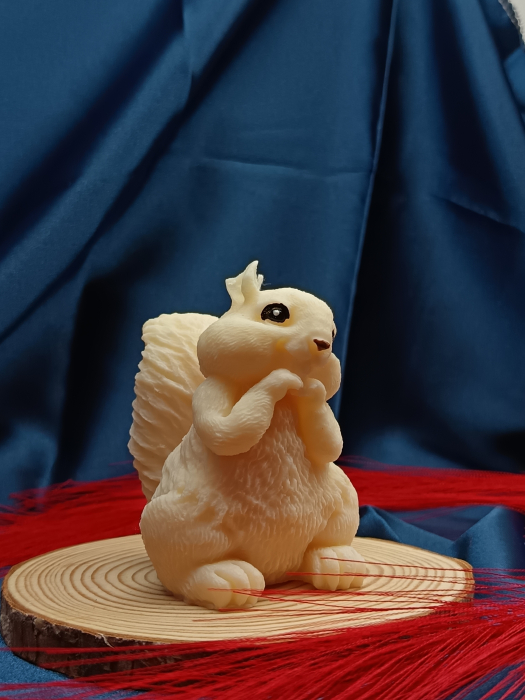lumanare-parfumata-veverita-handmade-8x7-5x5-5-cm.jpg [5]