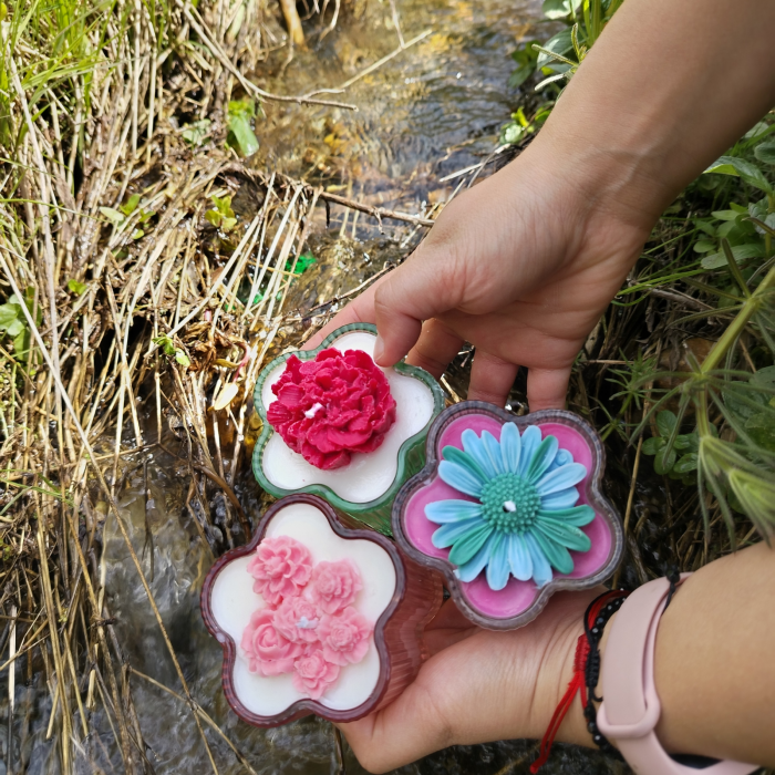 lumanare-parfumata-ceara-cocos-floare-rosie-handmade-stickitmag [5]