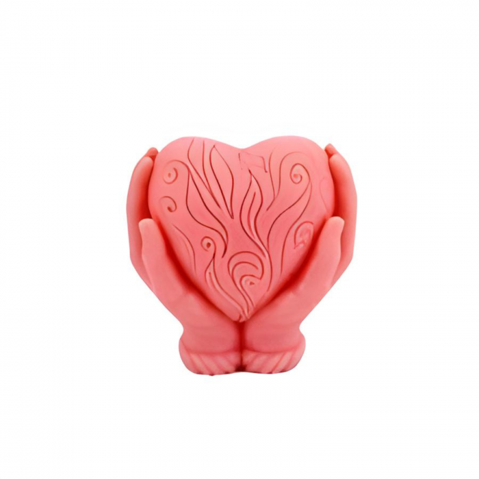lumânare parfumată handmade inimă în mâini – cadou simbolic și mărturie [2]
