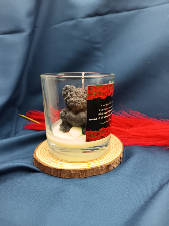 Flori Negre – Lumânări cu Interior Roșu - lumanare-parfumata-noaptea-aprinsa-exterior-negru-interior-rosu