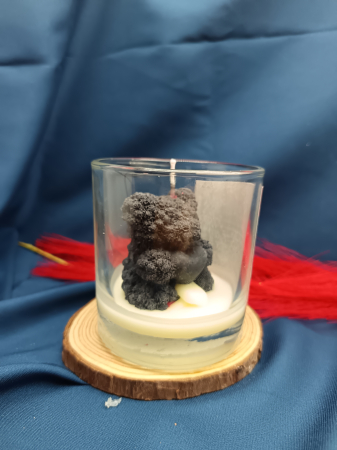 lumanare-parfumata-noaptea-aprinsa-exterior-negru-interior-rosu [1]