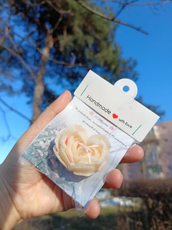lumanare-parfumata-martisor-ceara-soia-floare-inima-la-multi-ani-1-martie-stickitmag [1]