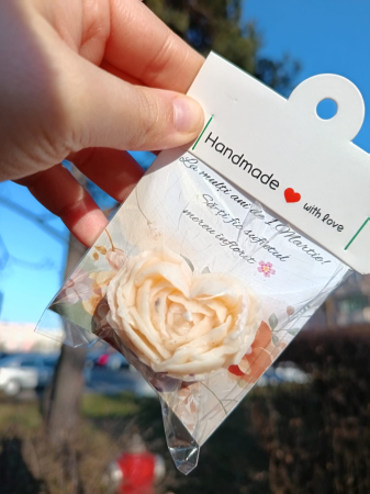 Mărțișor 1-8 Martie - lumanare-parfumata-martisor-ceara-soia-floare-inima-la-multi-ani-1-martie-stickitmag