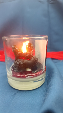 lumanare-parfumata-noaptea-aprinsa-exterior-negru-interior-rosu [3]