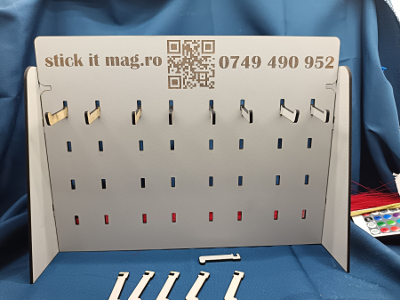 Standuri Personalizate - stand-brelocuri-personalizat-32-agatatori-pfl-alb-display