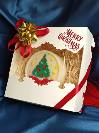 Lumânări de Crăciun Cadouri și Decor - cadou-craciun-lumanare-parfumata-brad-mare-cu-fundita-rosie-si-stelute-cutie-merry-christmas