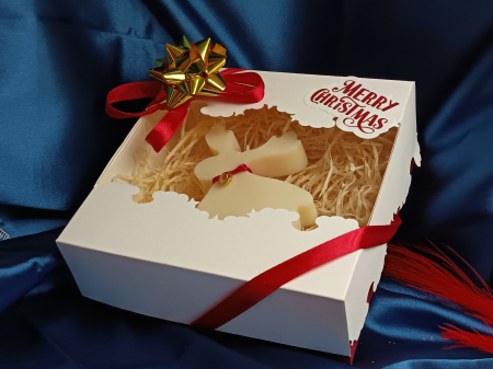 cadou-craciun-lumanare-parfumata-ren-cu-fular-si-clopotel-cutie-merry-christmas-stickitmag.jpg [3]