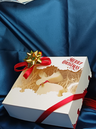 cadou-craciun-lumanare-parfumata-ren-cu-fular-si-clopotel-cutie-merry-christmas-stickitmag.jpg [1]