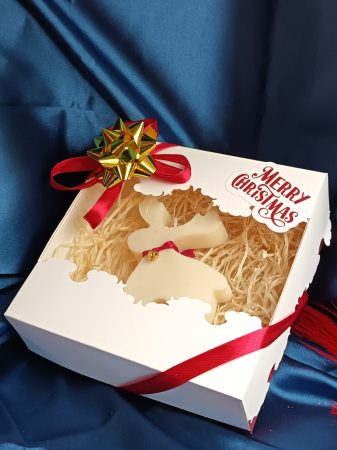 cadou-craciun-lumanare-parfumata-ren-cu-fular-si-clopotel-cutie-merry-christmas-stickitmag.jpg [4]