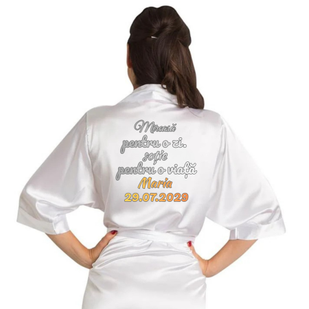 Accesorii Personalizate pentru Ședința Foto de Nuntă - halat-satin-personalizat-mireasa-pentru-o-zi-sotie-pentru-o-viata-cu-nume-si-data-nuntii.webp