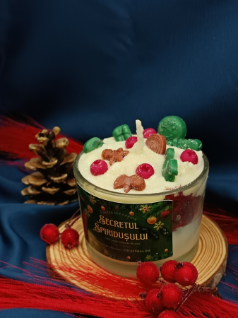 lumanare-parfumata-secretul-spiridusului-cofetaria-mosului-stickitmag [1]