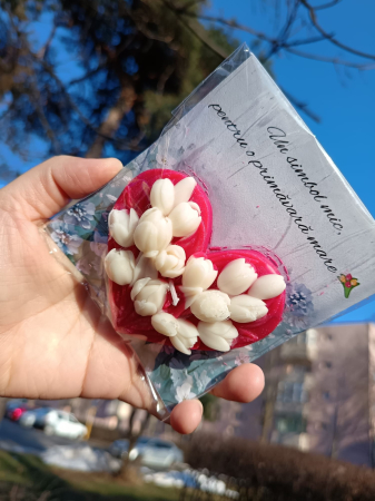 Mărțișor 1-8 Martie - lumanare-parfumata-martisor-ghiocei-albi-inima-rosie-mesaj-primavara-stickitmag